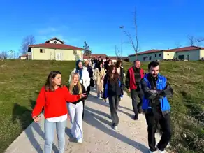 Düzce Üni. Öğrencileri Sokak Hayvanlarını Ziyaret Etti