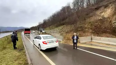 Düzce Gölyaka'da Heyelan: Yol Tek Şeritten Açık!