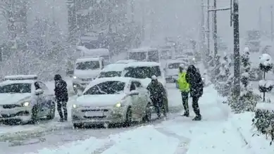 Düzce'de Yoğun Kar Yağışı Trafiği Felç Etti