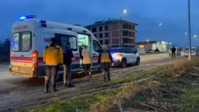 Düzce'de Şarampole Devrilen Otomobilde Sürücü Yaralı