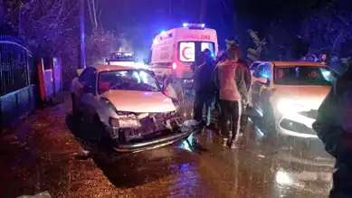 Düzce'de Yağışlı Havada 3 Araçlık Trafik Kazası: 3 Yaralı