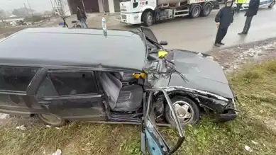 Düzce'de Çarpışma: 4 Yaralı, Otomobil Ezildi