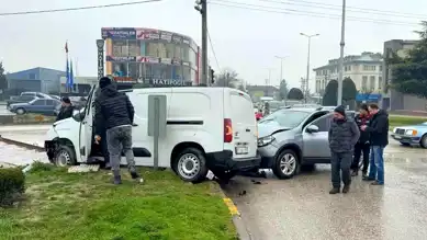 Düzce'de Kavşak Kazası: 5 Yaralı