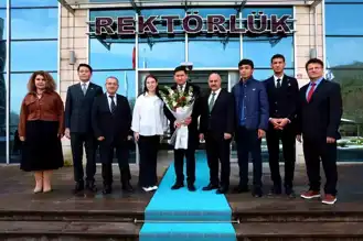 Kazakistan Başkonsolosu Düzce Üniversitesi'nde Öğrencilerle Buluştu