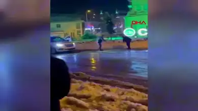 Polis, Gençlerle Kar Topu Keyfi Yaptı