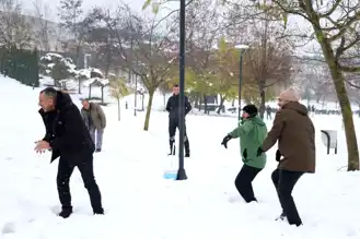 Rektör, Öğrencilerle Kartopu Savaşı Düzenledi!