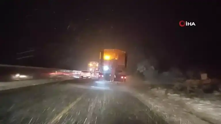 Dağ Yolunda Kar Yağışı Uyarısı