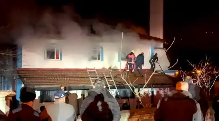 Düzce'deki Ahşap Cami Yangını Son Anda Sönmüştür