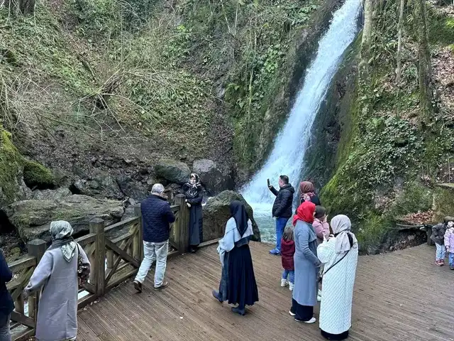 Düzce'de Doğa Keyfi: Yarıyıl Tatili Şelalelerde!