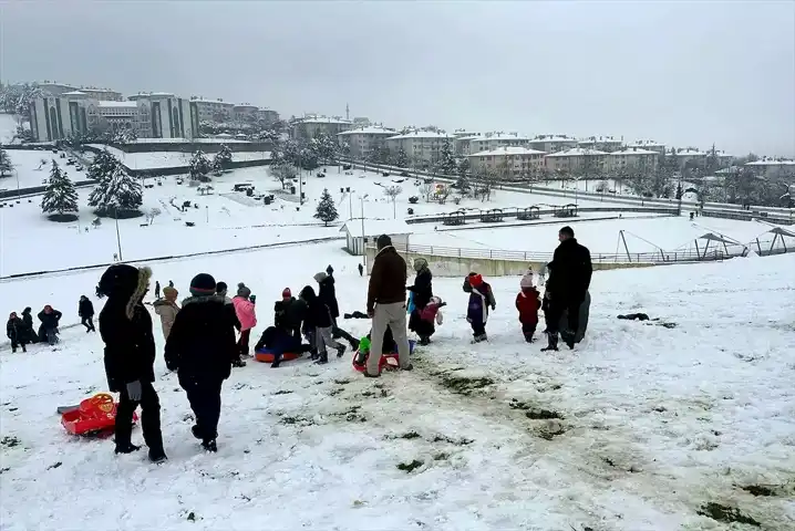 Düzce'de Kar Keyfi: Okullar Tatil, Çocuklar Karın Tadını Çıkarıyor!