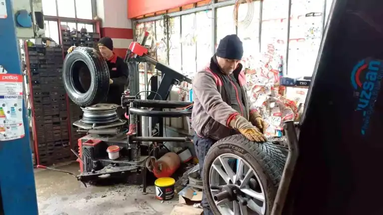 Düzce'de Kar Yağışı Lastikçileri Yoğunlaştırdı