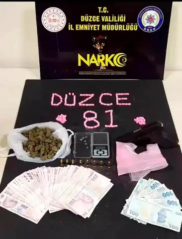 Düzce'de Uyuşturucu Operasyonu: 2 Gözaltı, Çok Miktarda Uyuşturucu Ele Geçirildi