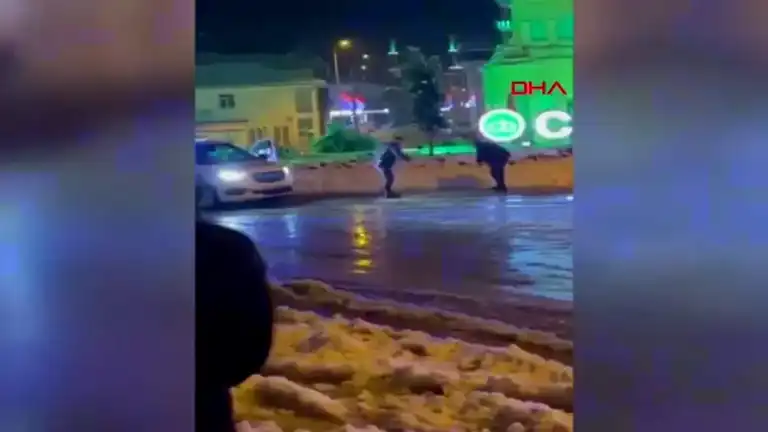 Polis, Gençlerle Kar Topu Keyfi Yaptı
