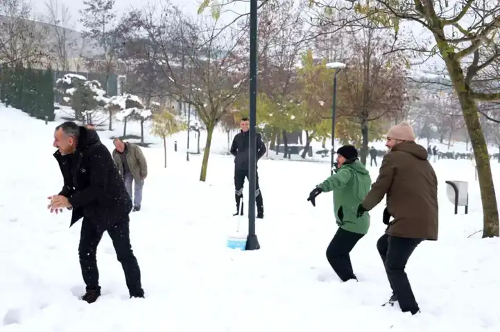 Rektör, Öğrencilerle Kartopu Savaşı Düzenledi!