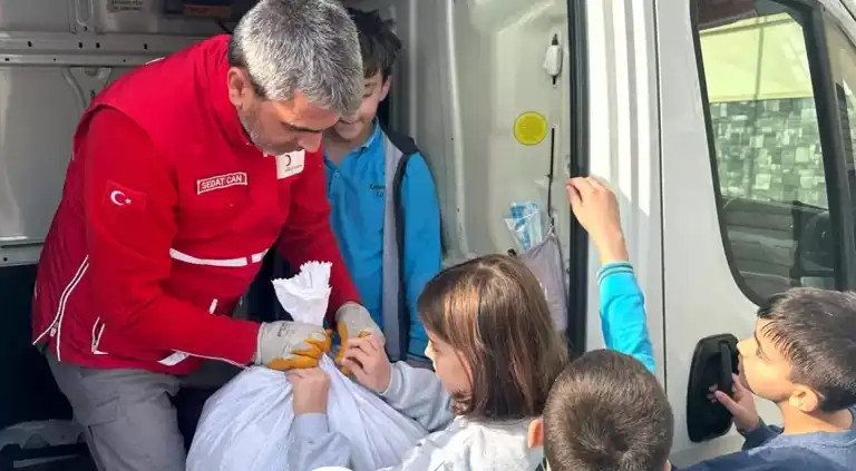 Okul Çocuklarından Kızılay'a Destek Eli