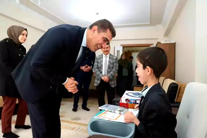 Vali, Kas Hastası Öğrenciyi Evde Ziyaret Etti
